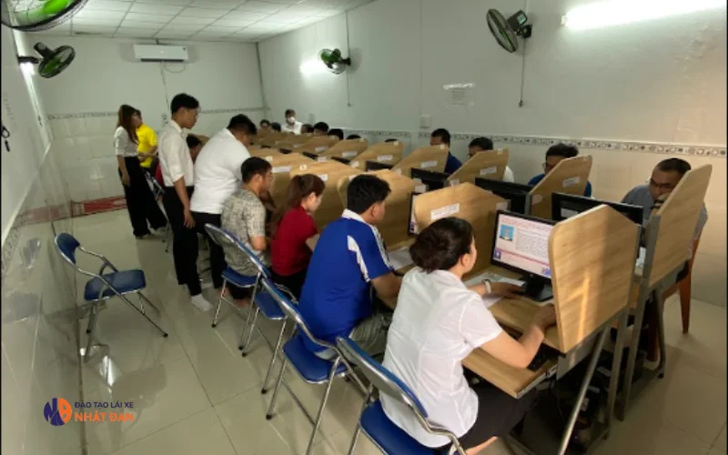 Thi lý thuyết lái xe A1 bao nhiêu điểm đậu 1