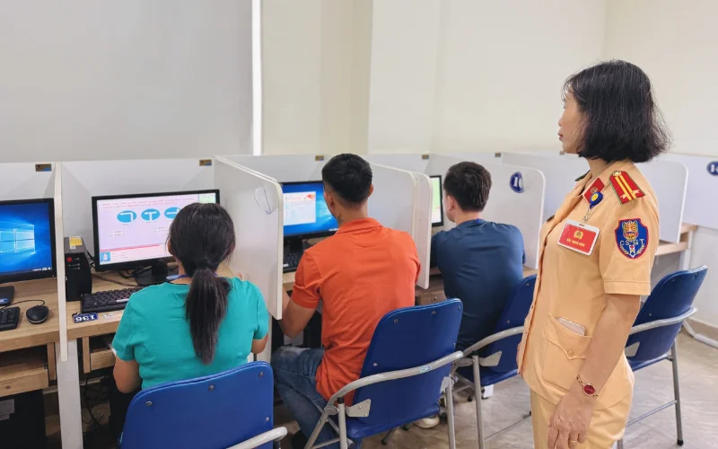 Thi lý thuyết lái xe A1 bao nhiêu điểm đậu 2