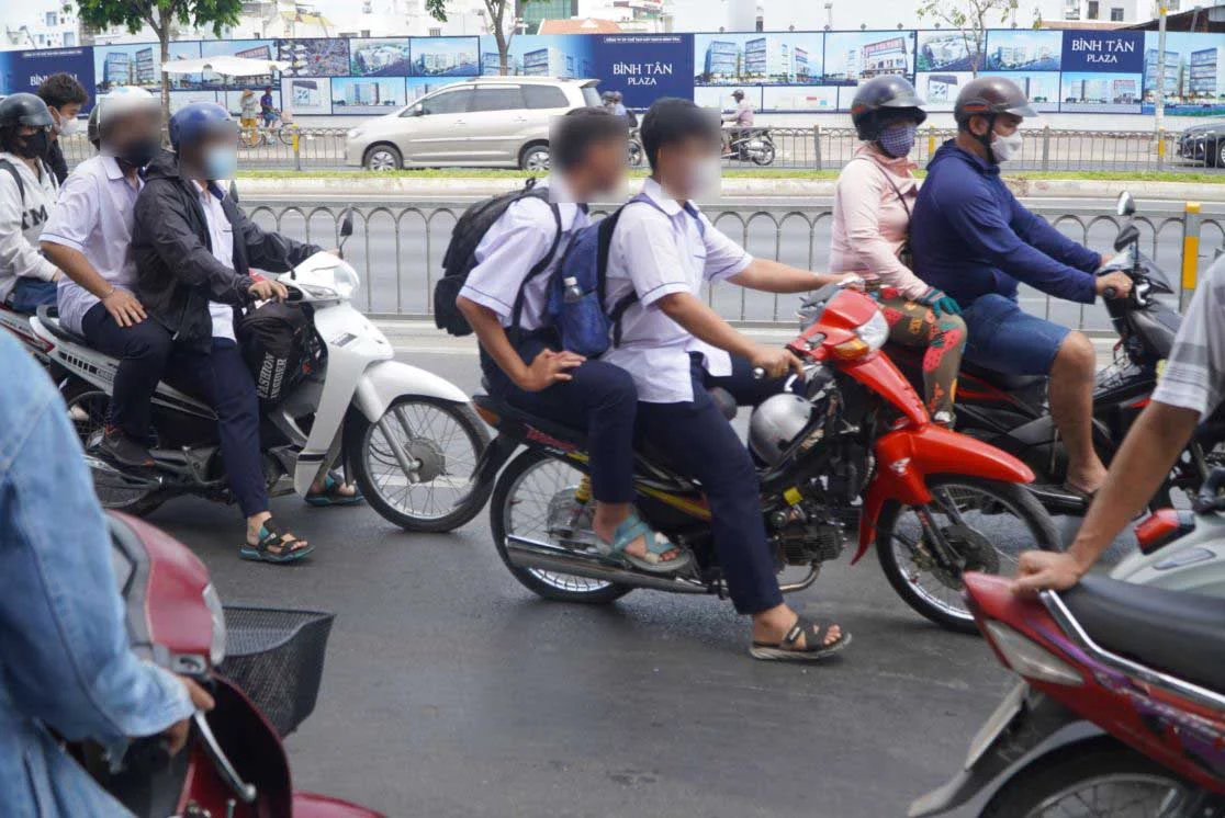 học sinh đi xe máy bị phạt bao nhiêu 1